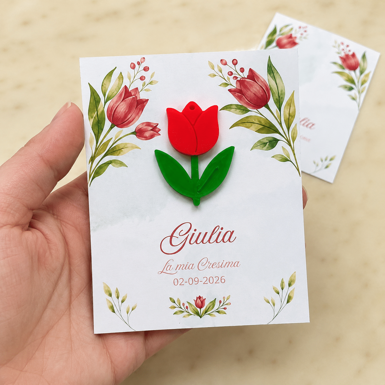Bomboniera Cresima Tulipano Rosso, Ciondolo Compleanno con Cartoncino Personalizzato, Ricordo per Invitati Comunione (FLR-28-3D)
