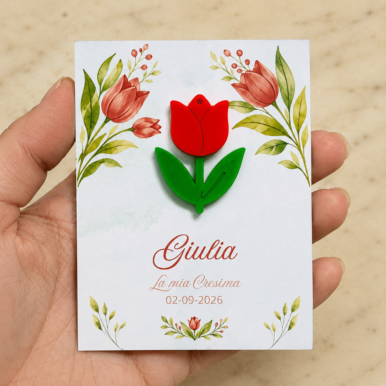 Bomboniera Cresima Tulipano Rosso, Ciondolo Compleanno con Cartoncino Personalizzato, Ricordo per Invitati Comunione (FLR-28-3D) - immagine 7