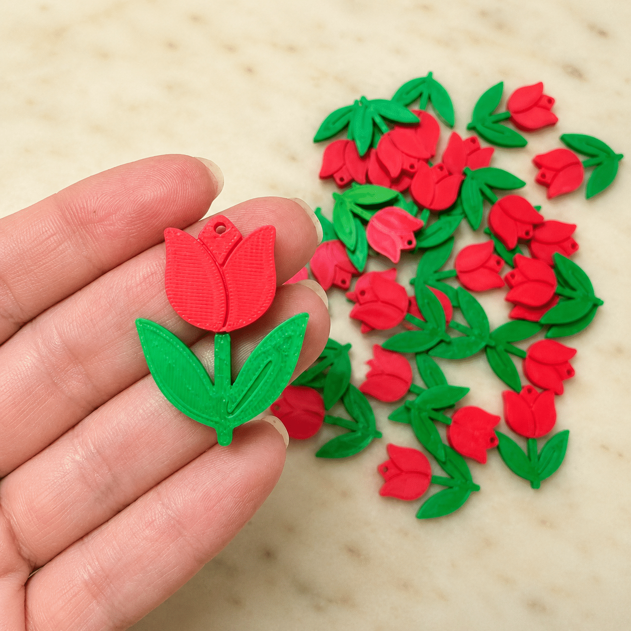 Bomboniera Cresima Tulipano Rosso, Ciondolo Compleanno con Cartoncino Personalizzato, Ricordo per Invitati Comunione (FLR-28-3D) - immagine 3
