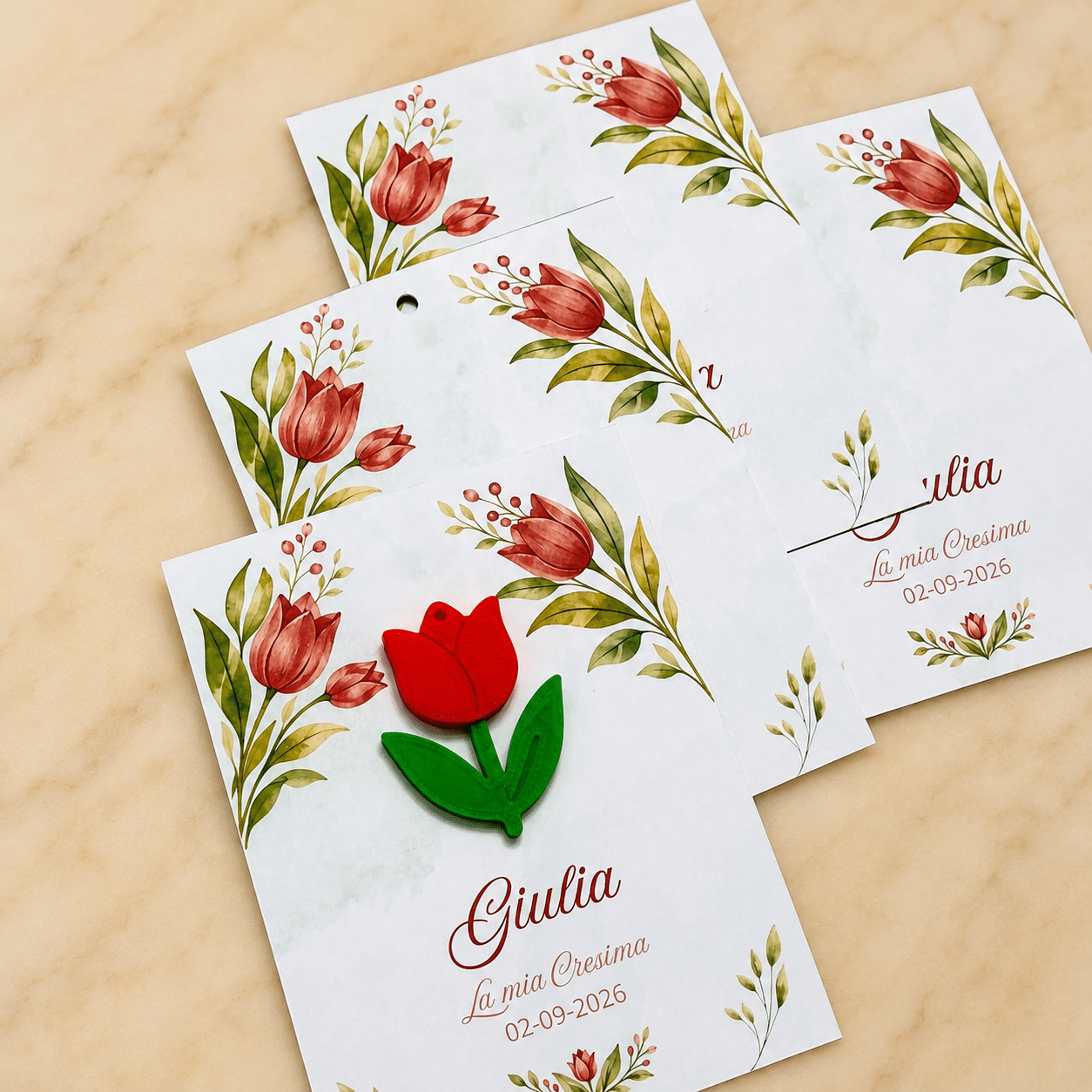 Bomboniera Cresima Tulipano Rosso, Ciondolo Compleanno con Cartoncino Personalizzato, Ricordo per Invitati Comunione (FLR-28-3D) - immagine 2